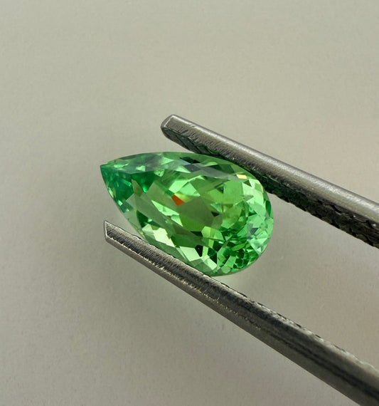 PG-200-5-2 Tsavorite 4.9 x 7.8 MM Pear 1.04cts