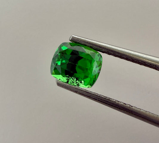 PG-313-26-1 Tsavorite 6.2 x 7.3 MM Cushion 2.02cts