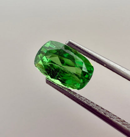PG-292-18-3 Tsavorite 4.9 x 7.6 MM Cushion 1.23cts