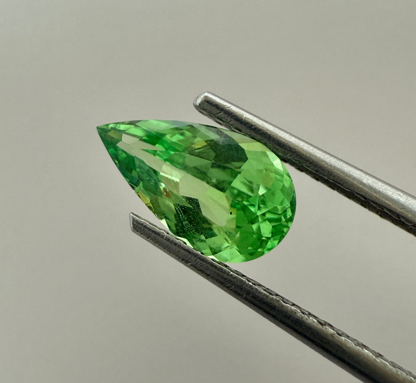PG-297-40-1 Tsavorite 4.5 x 8.4 MM Pear 1.01cts