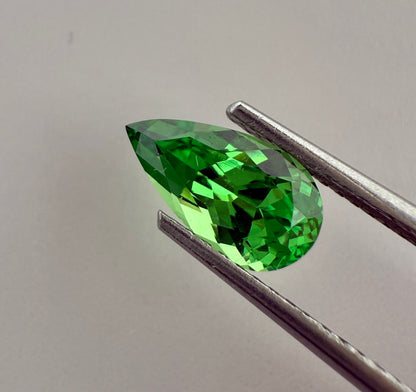 PG-302-64-1 Tsavorite 5.1 x 9.1 MM Pear 1.04cts