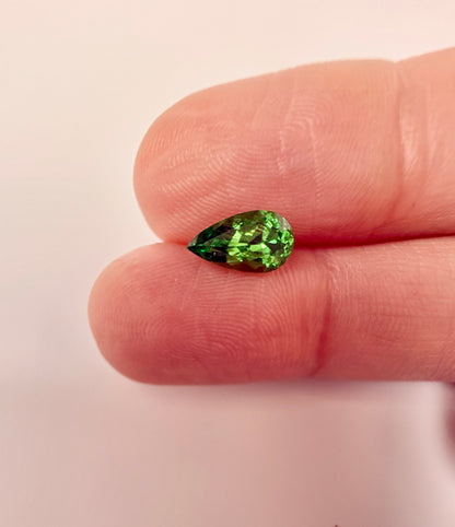 PG-302-64-1 Tsavorite 5.1 x 9.1 MM Pear 1.04cts