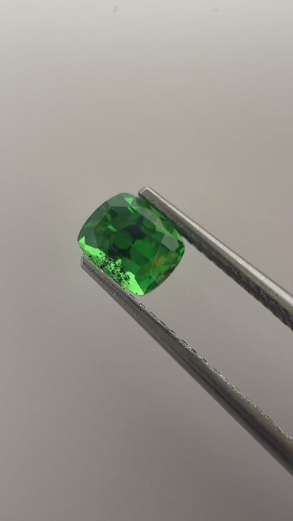 PG-313-26-1 Tsavorite 6.2 x 7.3 MM Cushion 2.02cts