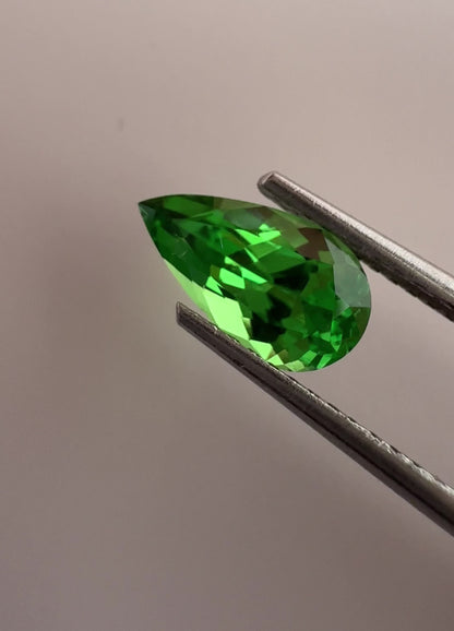 PG-302-64-1 Tsavorite 5.1 x 9.1 MM Pear 1.04cts