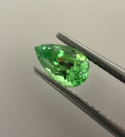 PG-200-5-2 Tsavorite 4.9 x 7.8 MM Pear 1.04cts
