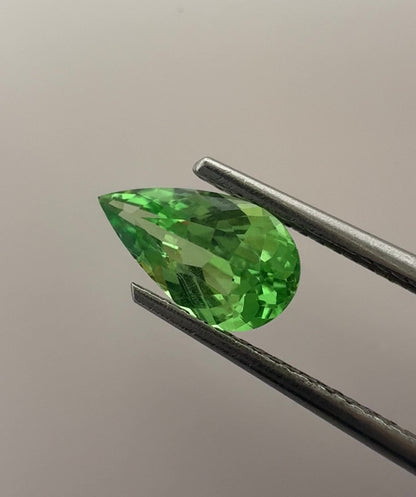 PG-297-40-1 Tsavorite 4.5 x 8.4 MM Pear 1.01cts